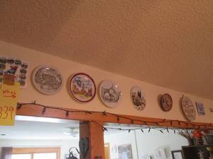 lot 339 image: Collection of assorted Vintage souv...