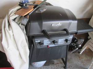 lot 364 image: Char-Broil Classic gas grill with p...