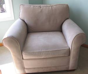 lot 7 image: Set of (2) Beige Microfiber sitting chairs