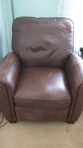 lot 20 image: Super comfortable Authentic leather recliner