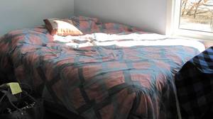 lot 58 image: Queen sized metal bedframe with bedding
