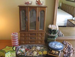 lot 61 image: Huge selection of Jewelry