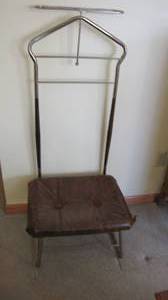 lot 66 image: Gentlemans bedroom suit rack