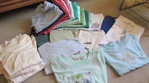 lot 68 image: Womens size Large T-shirts