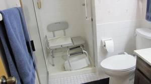 lot 92 image: Entire contents master bathroom to ...