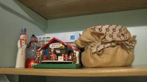 lot 148 image: assortmant of christmas decor in up...