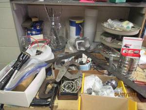 lot 213 image: Collection of benchtop tools and ac...