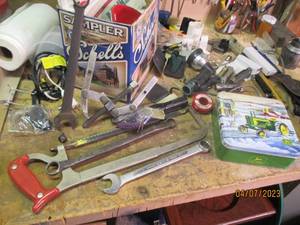 lot 218 image: Benchtop tools and goodies includin...