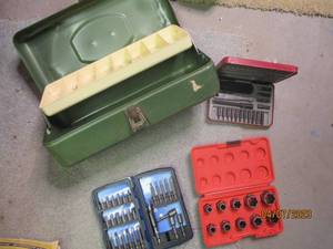 lot 224 image: Vintage Metal tool box containing s...