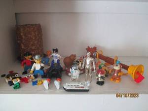 lot 259 image: Lot of Vintage Lego figures and acc...