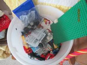 lot 264 image: Lidded bucket full of assorted Lego...