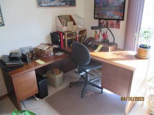 lot 289 image: Wood L-Shaped 2-drawer desk with pa...