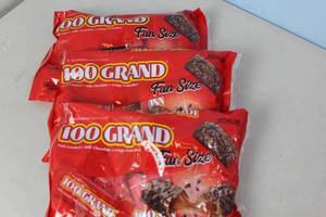 lot 386 image: 3 Bags 100 Grand Best By 06222023
