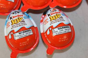 lot 252 image: 12 X Kinder Eggs