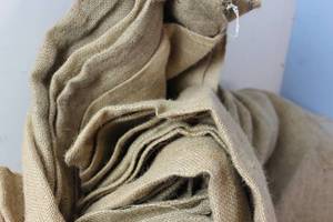 lot 541 image: 18 Burlap 100# Gany Sacks - High Quailty Bags