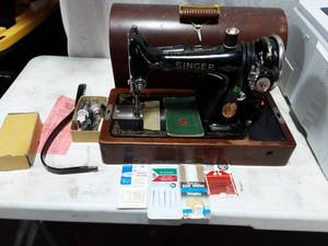 lot 4 image: Vintage Singer Sewing Machine With Accessories Model# AD625901