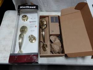 lot 6 image: Door Handle Set With Keys