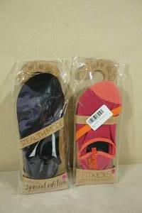 lot 19 image: 2 Pairs Womens FitKicks -Small