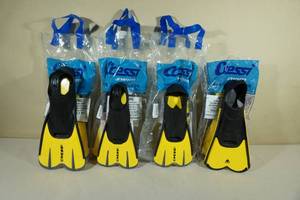 lot 84 image: 4 Sets Cressi Travel Size Fins