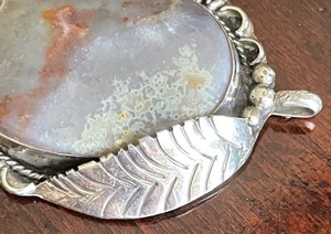 lot 24 image: Gorgeous Grey Agate Pendant