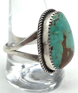 lot 35 image: Gorgeous Turquoise Stone Ring