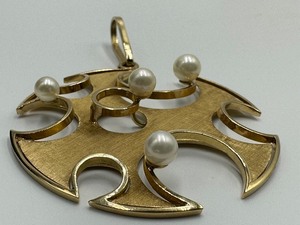 lot 1 image: 14k Modernist Abstract Pendant