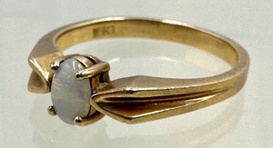 lot 50 image: 10k Opal Ring