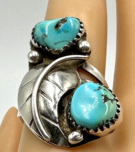 lot 82 image: Stunning Vintage Turquoise and Sterling Ring