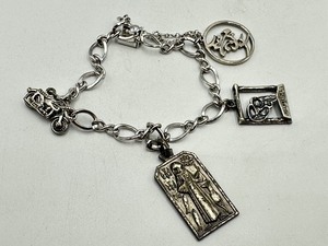 lot 124 image: Vintage Sterling Silver Charm Bracelet