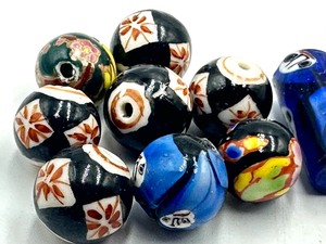 lot 127 image: (9) Artisan Beads