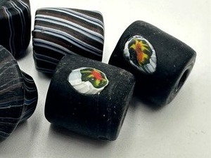 lot 128 image: (7) Artisan Beads