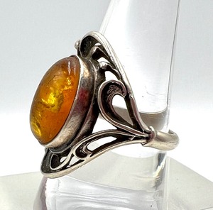 lot 115 image: Gorgeous Amber and Sterling Ring