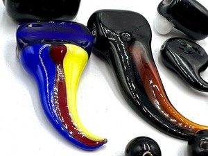 lot 101 image: Variety of Art Glass Beads