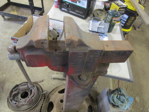 5 Vise & Pedestal