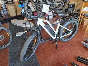 lot 23 image: Magnum Nomad 48V 7-speed 26 Electric Bike White Frame