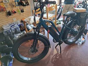 lot 24 image: Magnum Nomad 48V 7-speed 26 Electric Bike Teal Frame