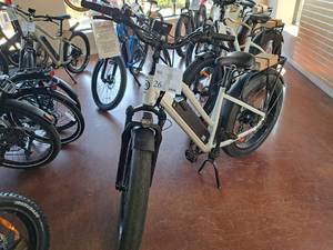 lot 26 image: Magnum Nomad 48V 7-speed 26 Electric Bike Snow Frame
