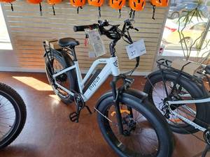 lot 27 image: Magnum Nomad 48V 7-speed 26 Electric Bike Snow Frame