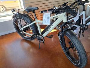 lot 28 image: Magnum Scout 48V 7-speed 26 Electric Bike Cream Frame
