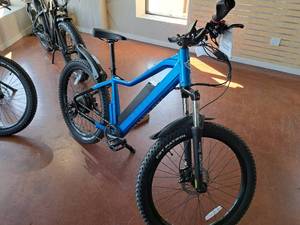 lot 30 image: Magnum Peak T7 48V 11-speed 28 Electric Bike Blue Frame