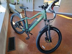 lot 31 image: Magnum Peak T7 48V 11-speed 28 Electric Bike Green Frame