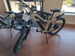 lot 32 image: Magnum Peak T5 48V 11-speed 28 Electric Bike Beige Frame