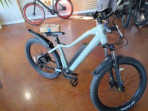 lot 33 image: Magnum Peak T5 48V 11-speed 28 Electric Bike Beige Frame