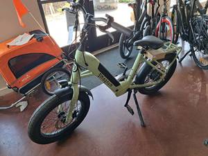 lot 43 image: Magnum Pathfinder 350 36V 7-speed 20 Electric Bike Forest Frame (New )