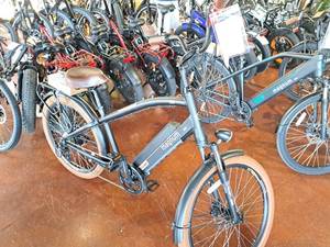 lot 41 image: Magnum Cruiser 48V 8-speed 26 Electric Bike Black Frame (New )