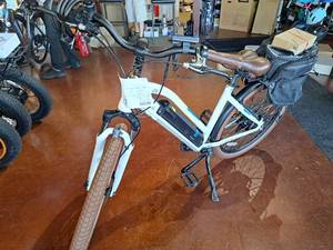 lot 37 image: Magnum Peak T5 48V 11-speed 28 Electric Bike White Frame