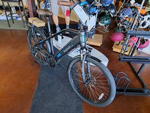lot 39 image: Magnum Voyager 48V 8-speed 26 Electric Bike Black Frame (New )