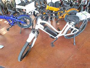 lot 61 image: E-Lux Malibu Stepthru GT 48V 9-speed 26 Electric Bike White Frame