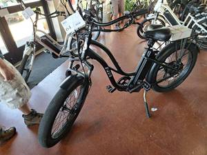 lot 64 image: E-Lux Tahoe Stepthru GT 48V 8-speed 26 Electric Bike Black Frame