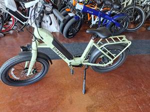 lot 106 image: Magnum Pathfinder 350 36V 7-speed 20 Electric Bike White Frame (New in Box)